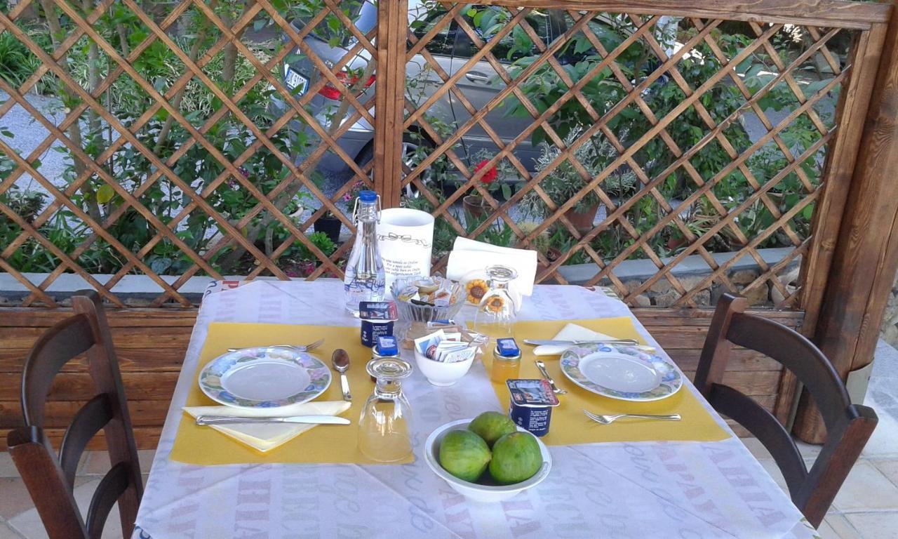 B&B Il Girasole SantʼAnna Arresi Buitenkant foto